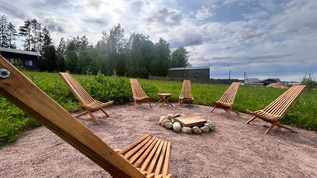 Дом с видом на сосновый лес возле Игоры Драйв с уютной зоной кострища