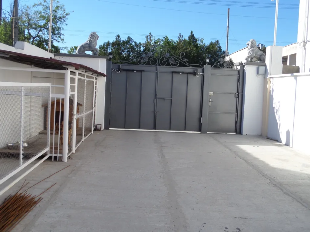 в этом дворе ставим машины ( автостоянка это первый двор потом мы заходим во второй двор там и беседка и цветы