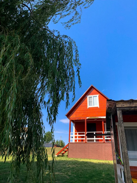 Новый дом-сруб у реки в живописном месте, баня, банный чан, рыбалка