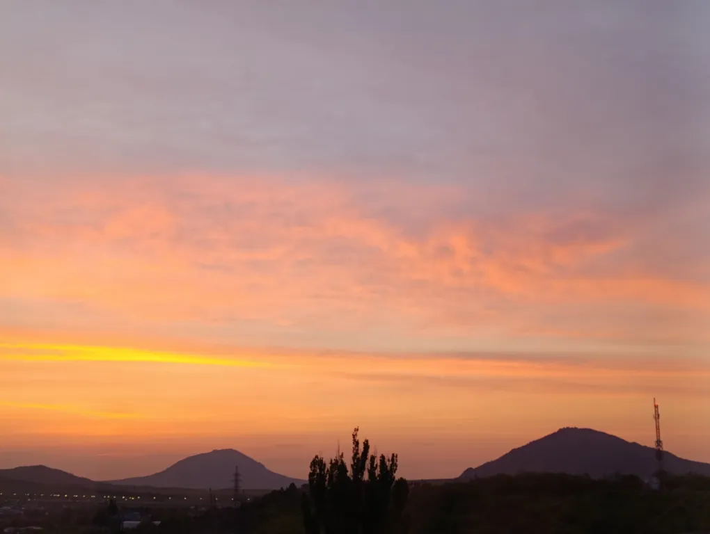 Уютная квартира с видом на горы в центре города