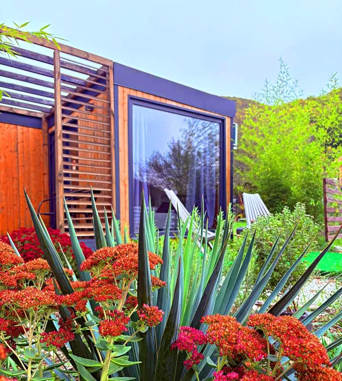 Коттедж Сканди-домик с панорамными окнами в горах у моря — Прасковеевка