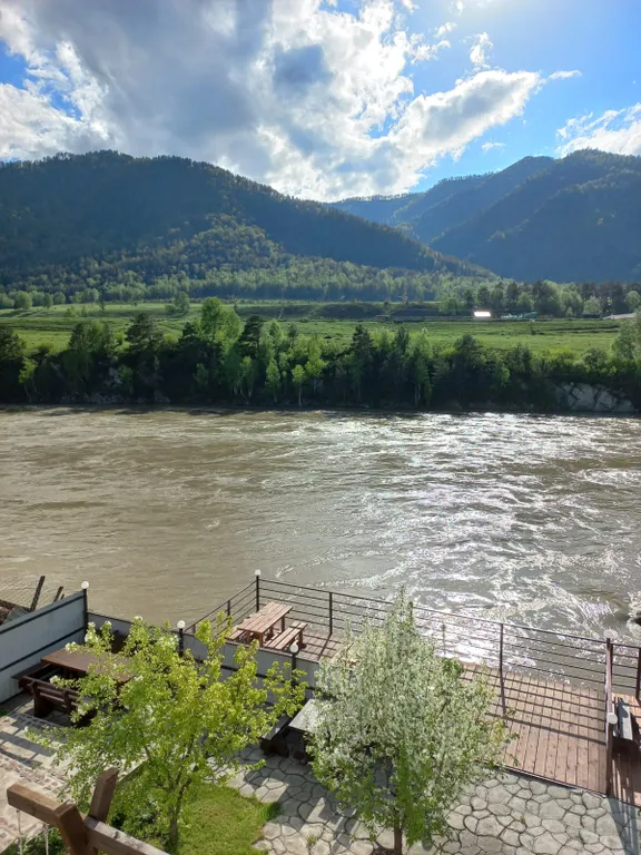 Комплекс с видом на реку в центре Чемала