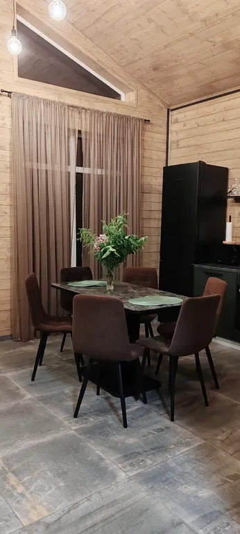 Дом в стиле барнхаус с японской купелью фурако на террасе