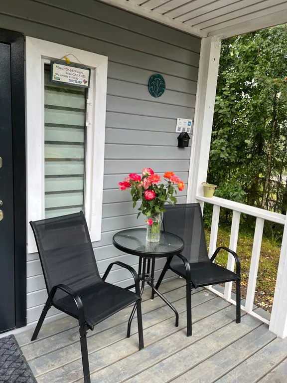 Дом и баня у скалы