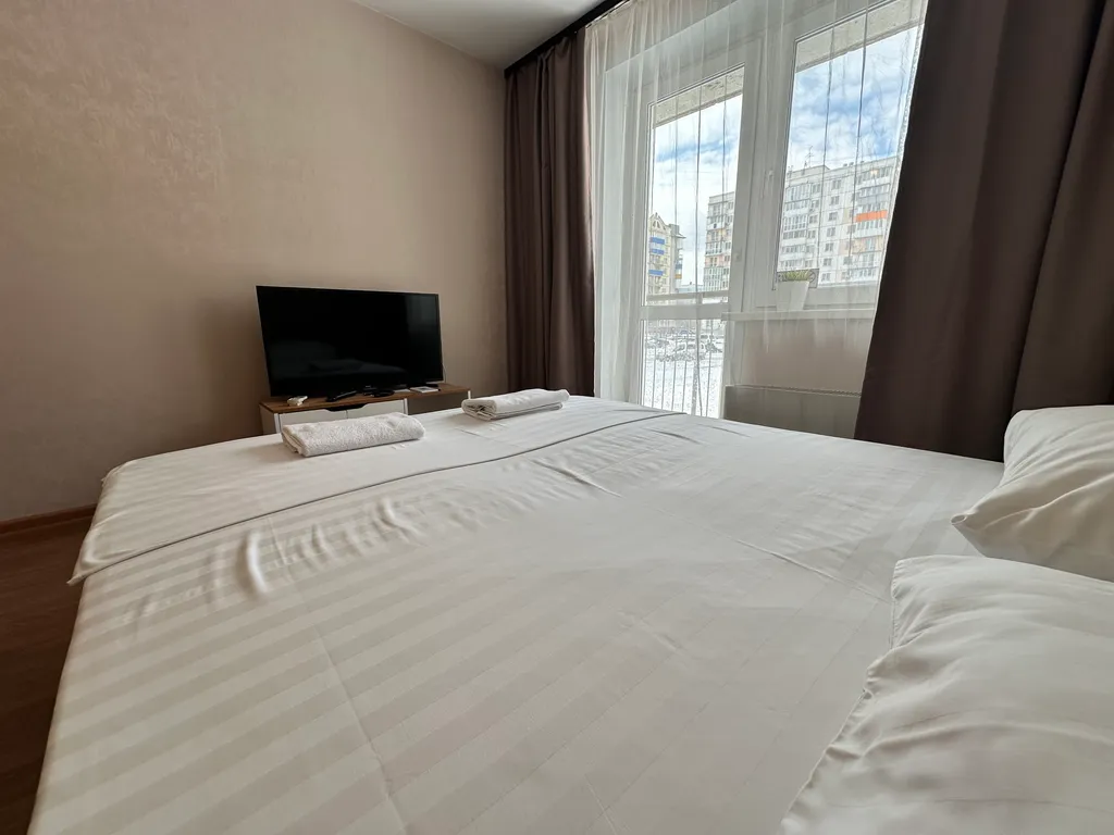 "В Гости!" на Строителей 90Б (1к квартира рядом с Планетой)