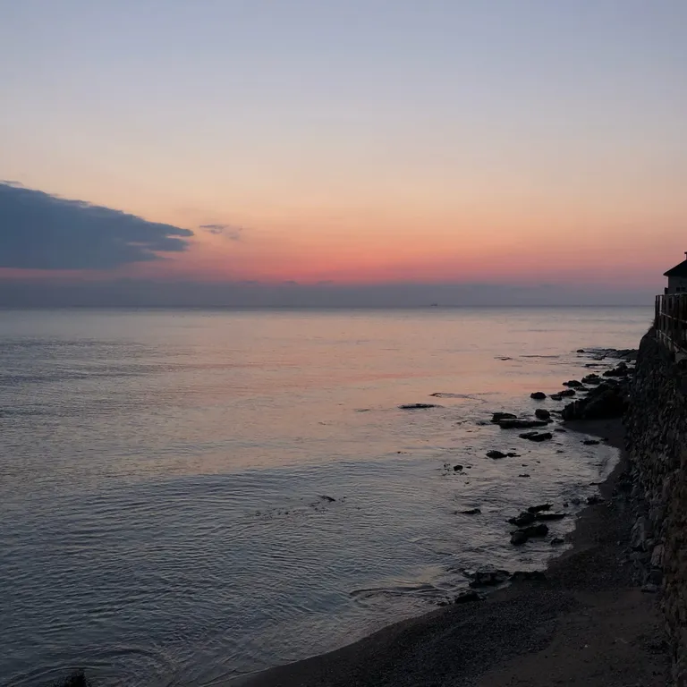 Уютный трёхместный номер на берегу моря