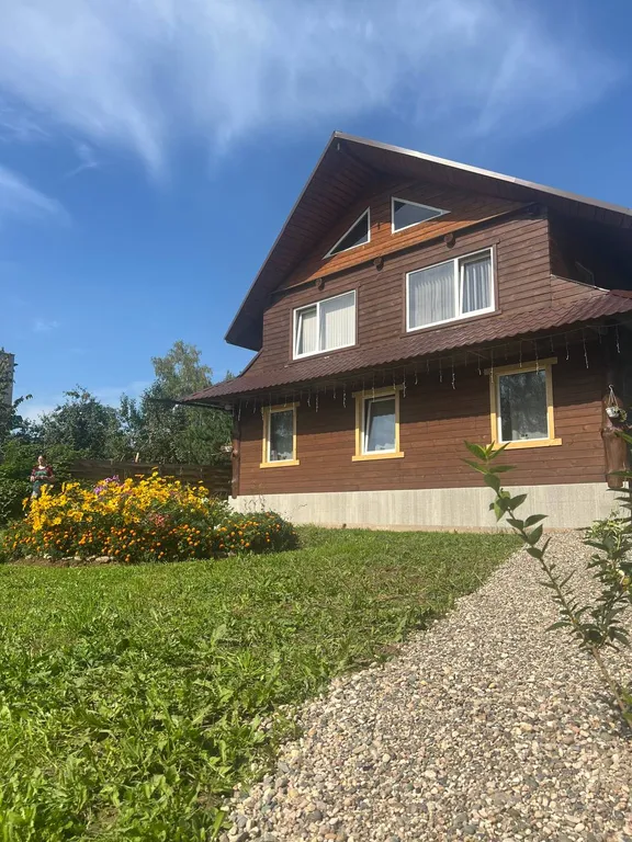 Уютный бревенчатый двухэтажный дом