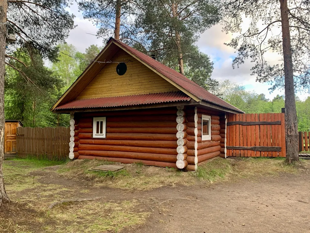 Домик стилизованный под Охотник на природной локации