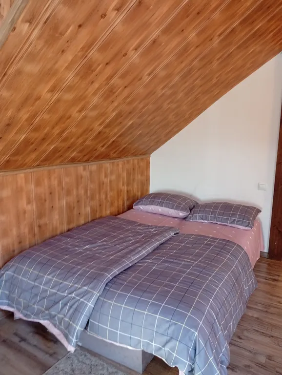 Дом с камином в лесу возле залива