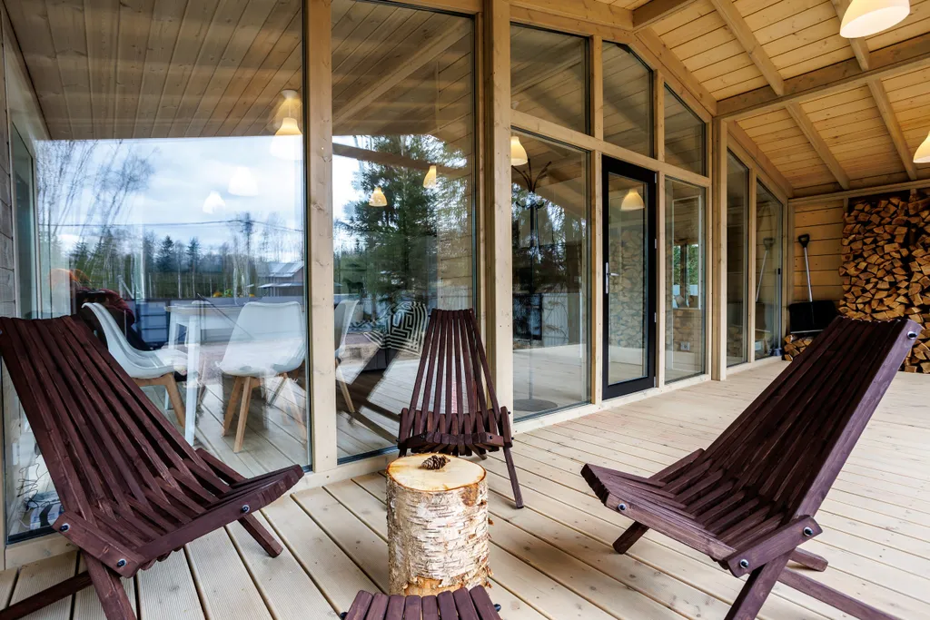 Красивый дом в ёлках