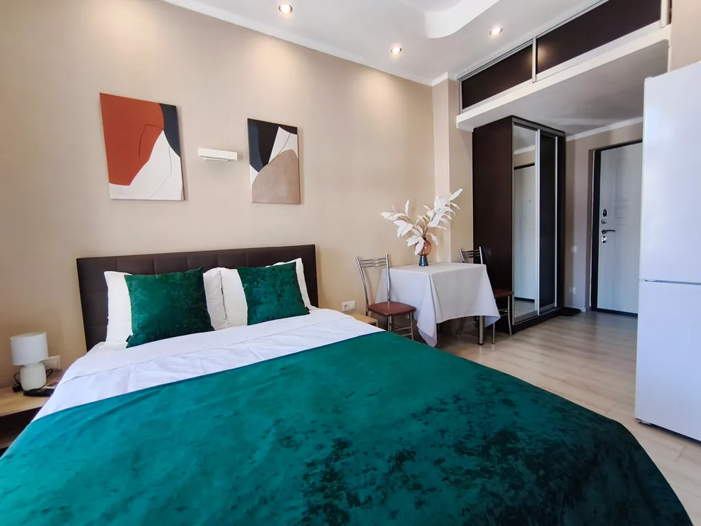 Стильная студия с балконом и  панорамным видом на горы