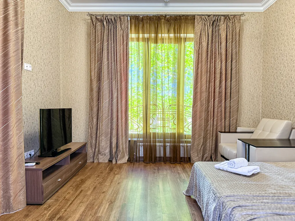 Двухкомнатный люкс с балконом, 3 мин море, центр, парковка