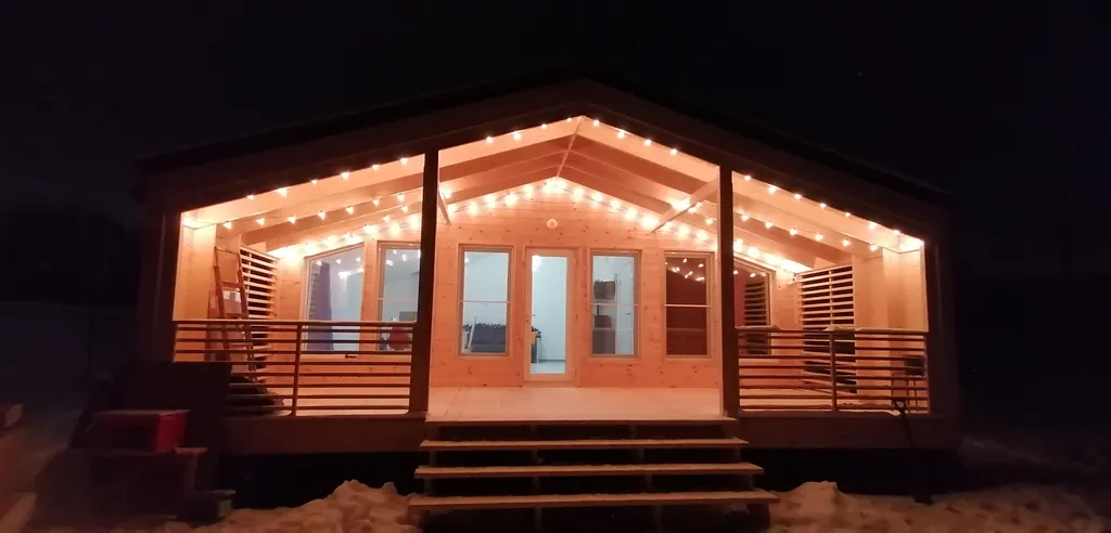 Дом с панорамными окнами на участке 10 соток