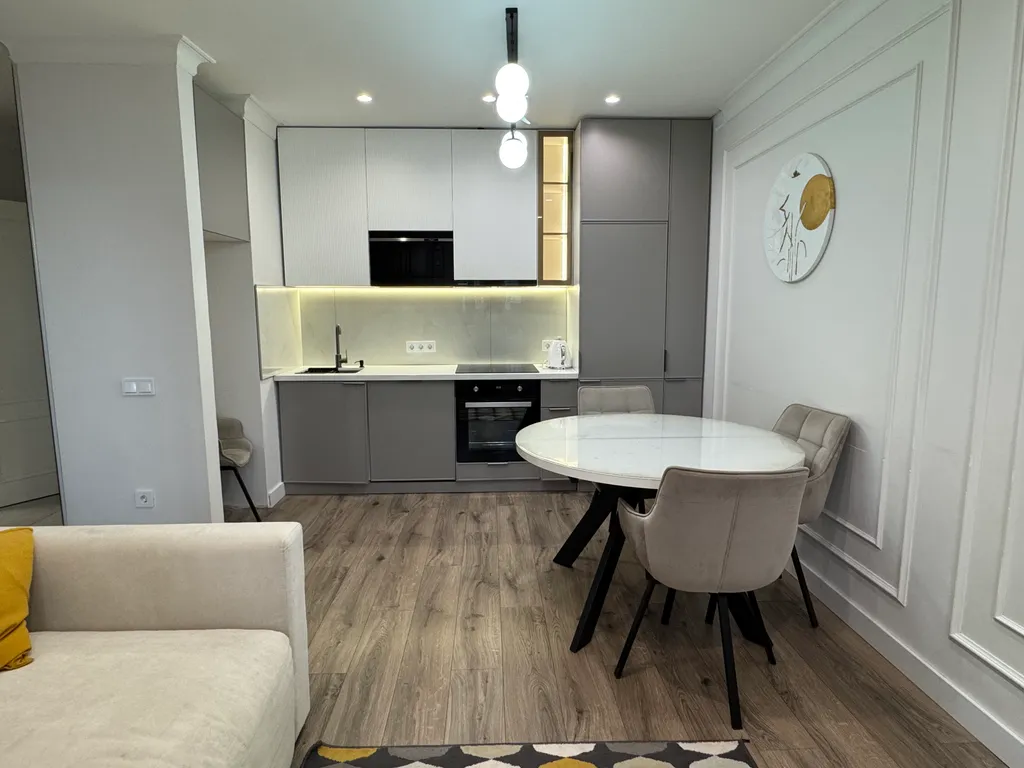 Евро 2ка в золотом квадрате Левого берега. В безопасном районе города