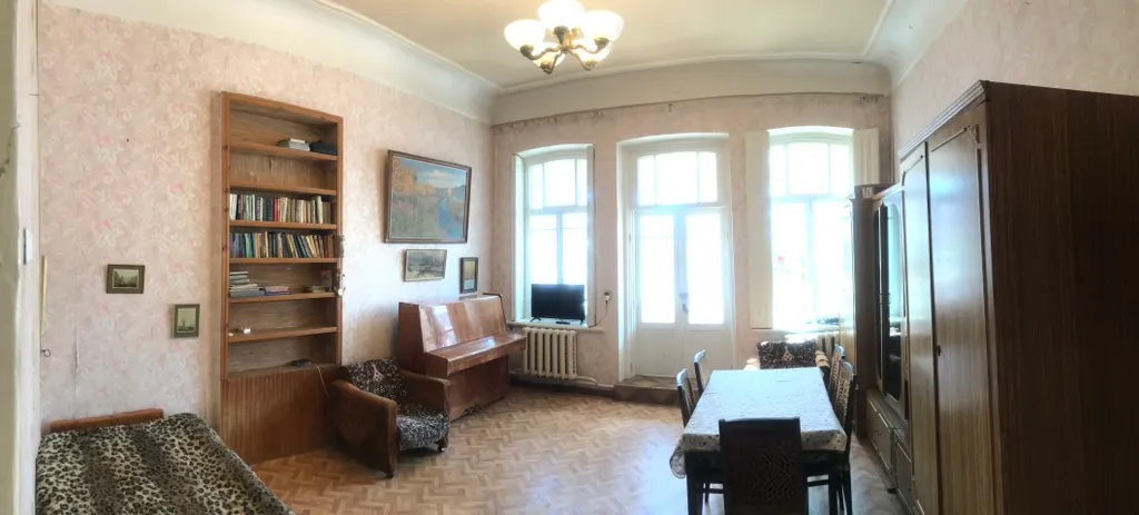 Просторная двухкомнатная квартира в старинном дворянском особняке