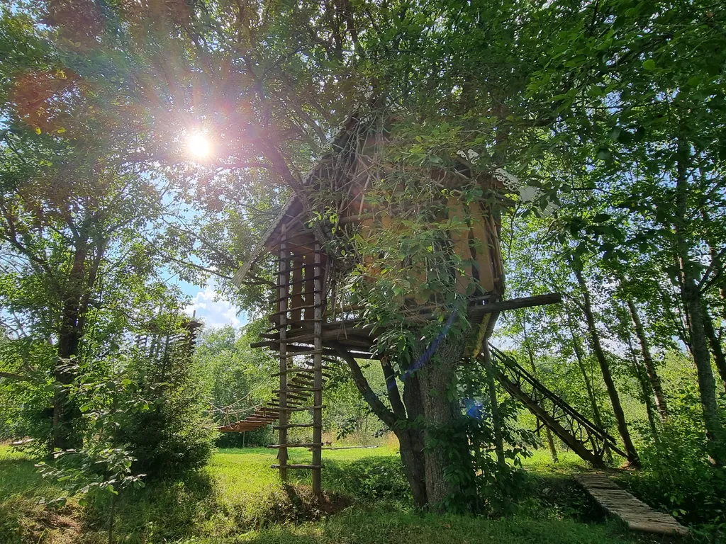 Домик на берегу озера