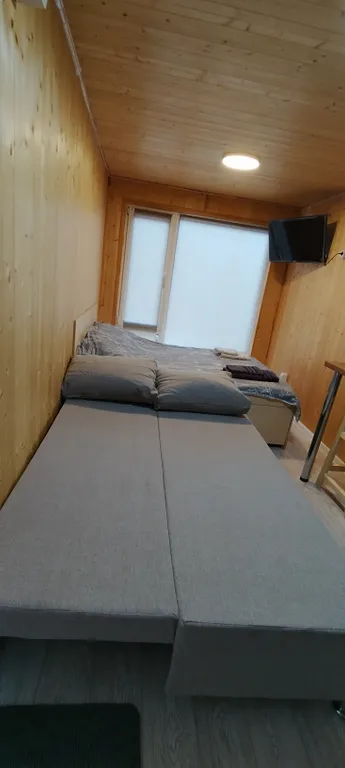 Тёплый домик в лесу с видом на горы