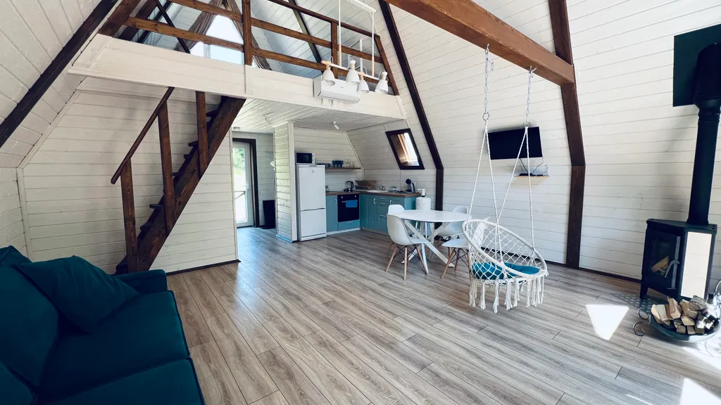 Афрейм с видом на лес рядом с горной рекой