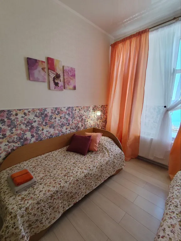 Трехместный номер с 2  кроватями и диваном. Стандарт с видом на море.