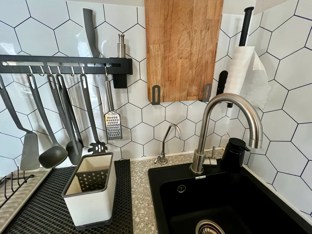 Зеленый домик в поле