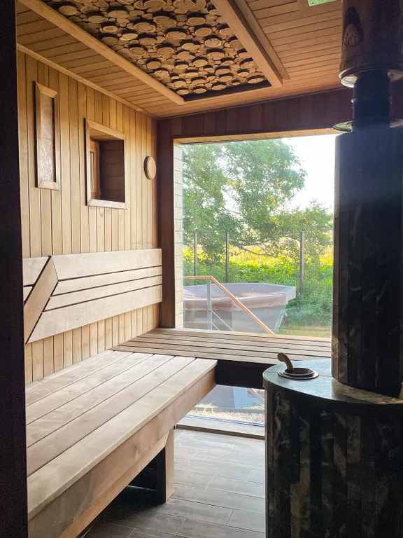 Дом с баней и чаном у воды и леса бохо