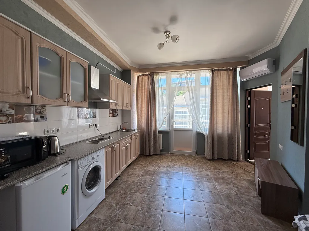 Студия с балконом у моря есть мангал