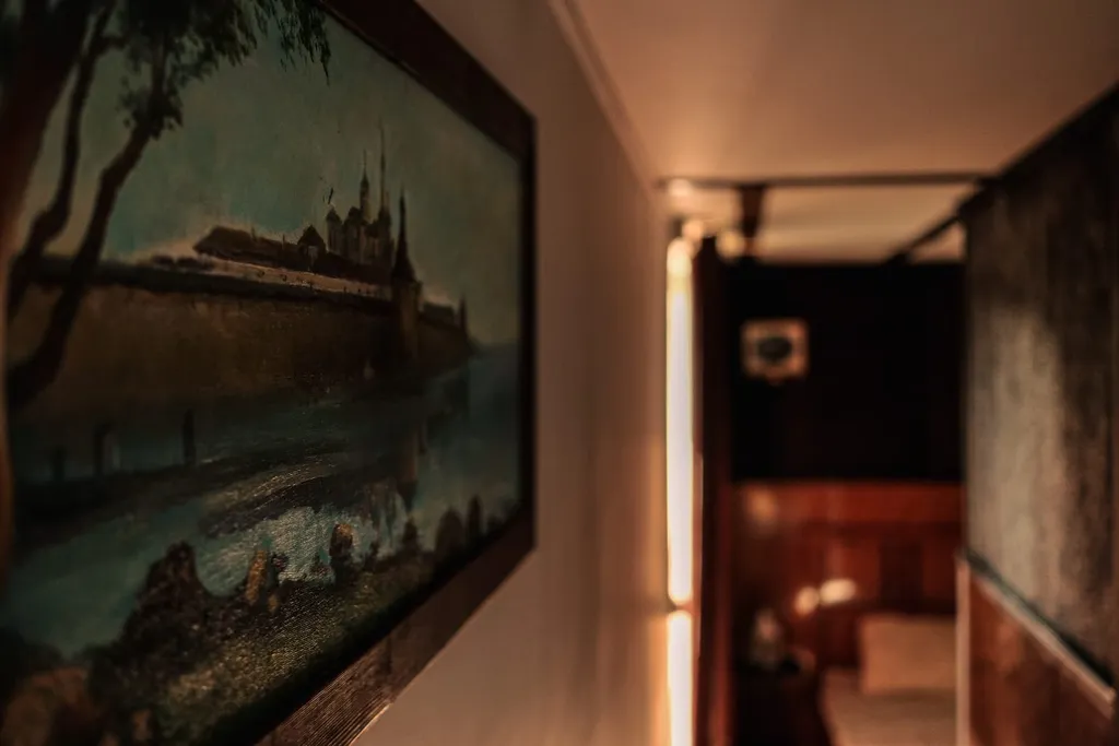 Чудо-дача, дом Капитан на берегу пруда