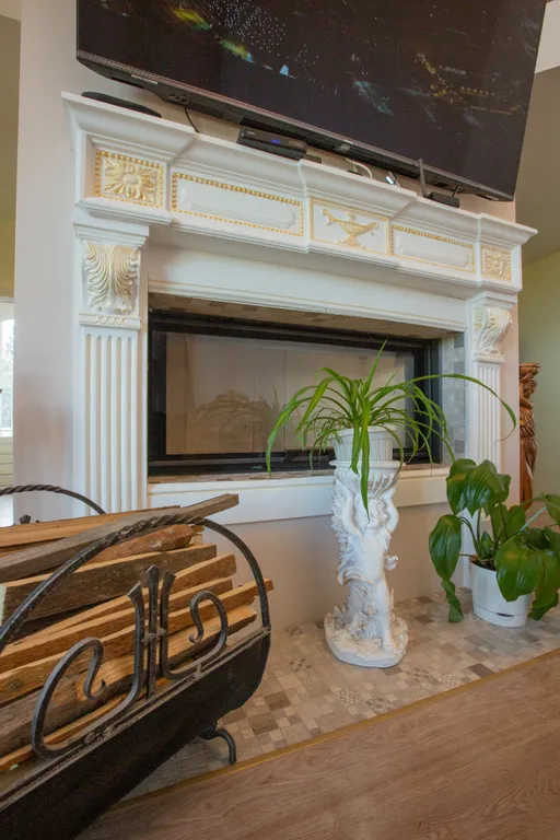 Большой трехэтажный дом