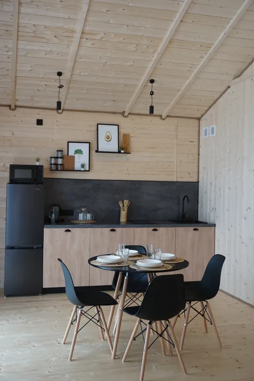 Дом с фурако на берегу реки