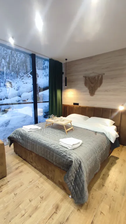 Стеклянный домик в сердце Домбая