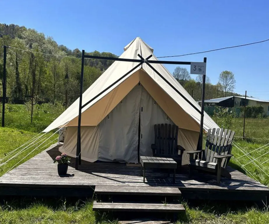 Шатер в саду