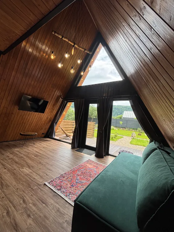 Дом А-фрейм с видом на горы и пруд