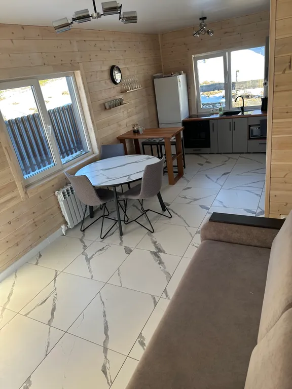 Двухэтажный дом с видом на горы