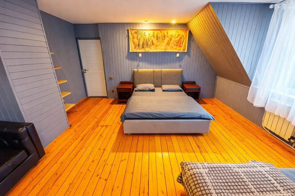 Дом с бассейном у леса