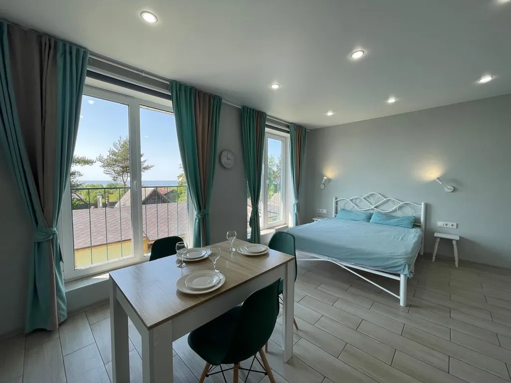 Студия с панорамным видом на озеро