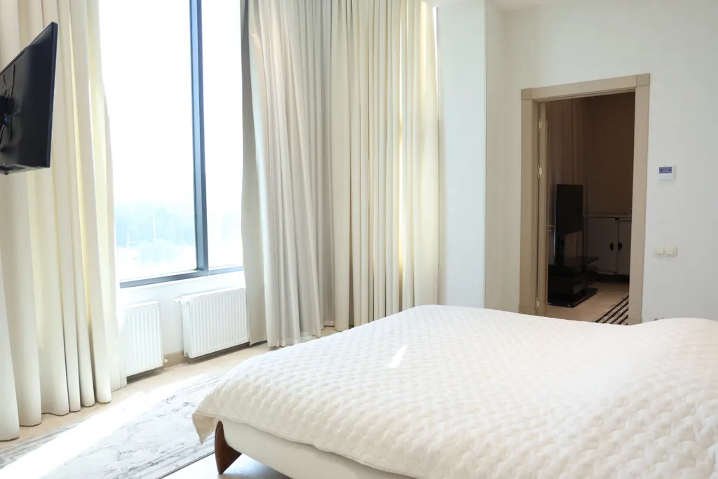 Двухкомнатный номер с king-size кроватью и диваном в гостиной