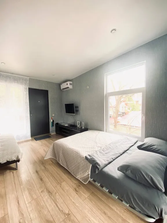 Студия с видом на город