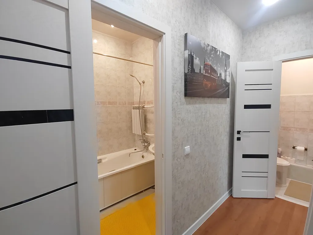 Трёхкомнатная квартира с раздельными комнатами, балконом в центре