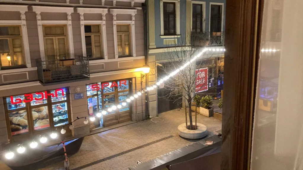 Апартаменты с двумя спальнями с историческим интерьером центр Тбилиси