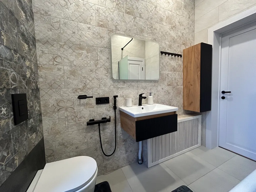 Загородный дом с большой террасой, кострищем и лесом