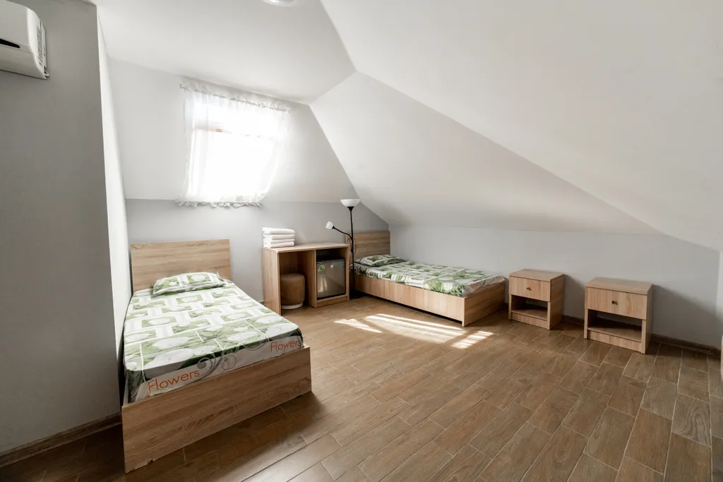 Квартира Четырехместный номер с отдельными кроватями на мансарде — аренда посуточно в Дивноморское