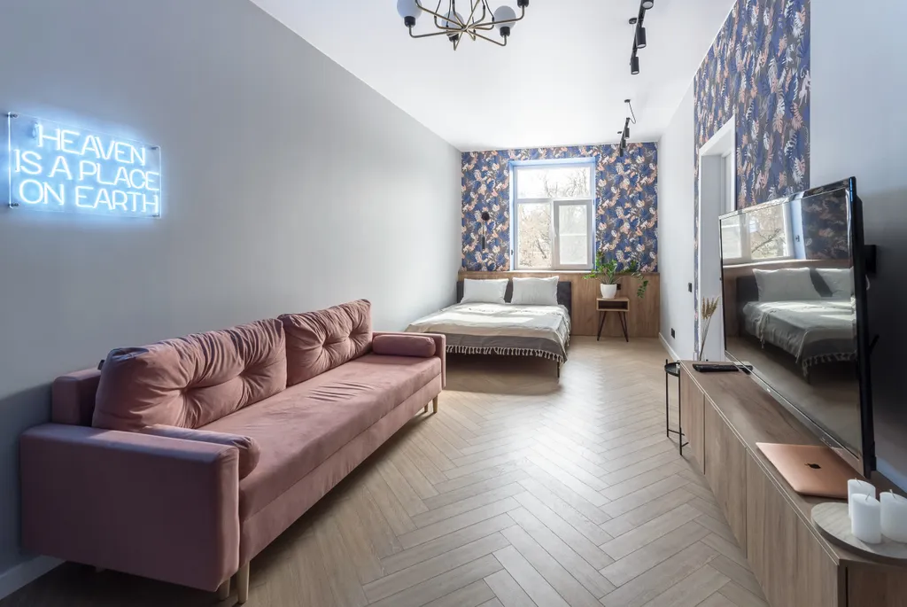 Дизайнерская квартира с видом на парк и церковь