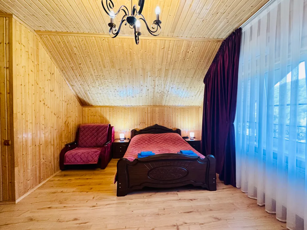 Трехместный номер 11 с балконом и видом на горы