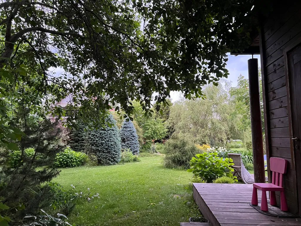 Коттедж Уютный деревянный дом с ландшафтным садом у озера — Шеметово