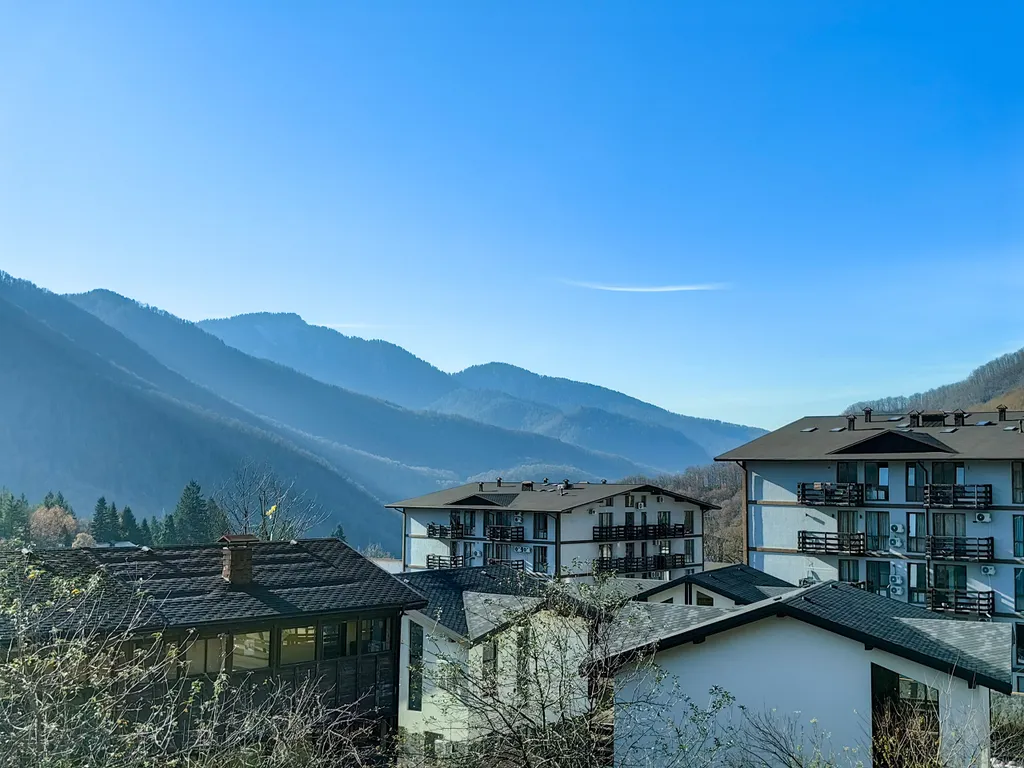 Апартаменты в светлых тонах с видом на горы