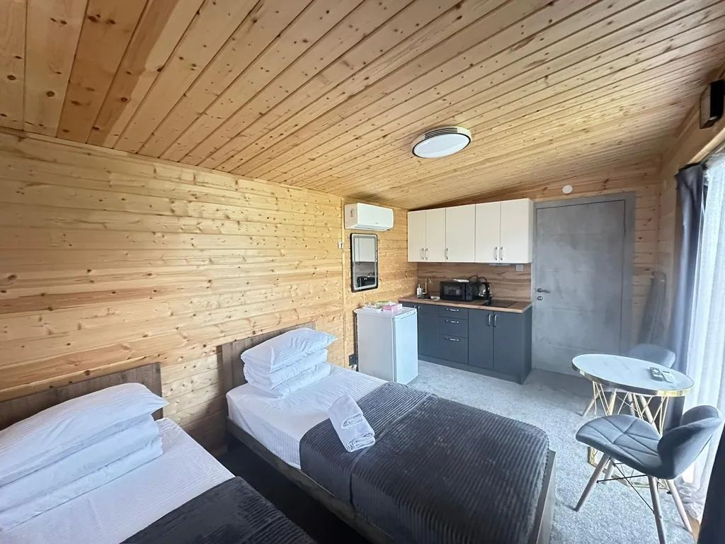 Двухместный домик в кемпинге Три Кита