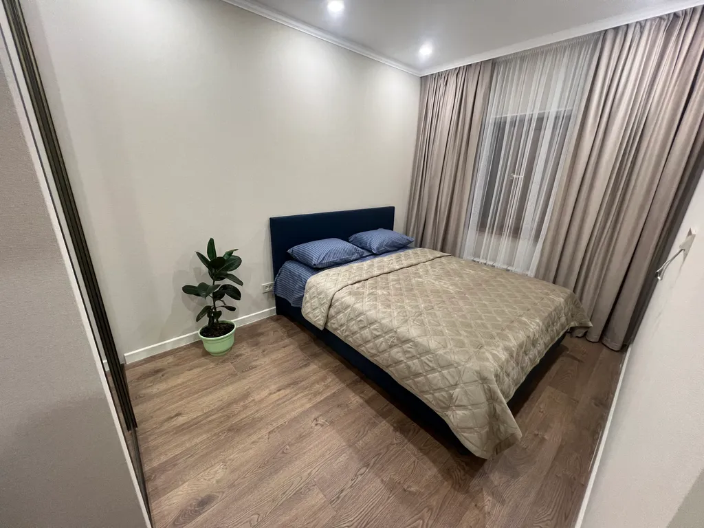 Новый дом в тихом месте недалеко от центра города