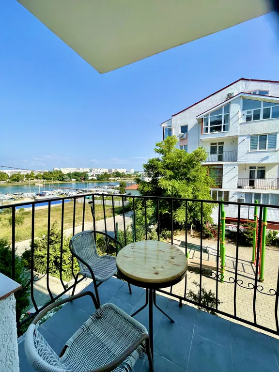 Квартира Квартира у моря, окна и балкон с видом на море и яхт-клуб — Севастополь