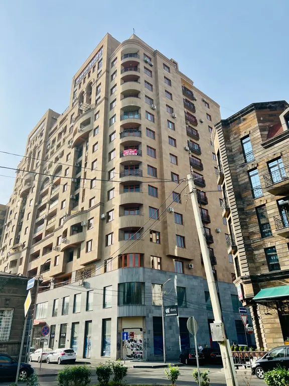 Студия с одной большой кроватью и видом на город