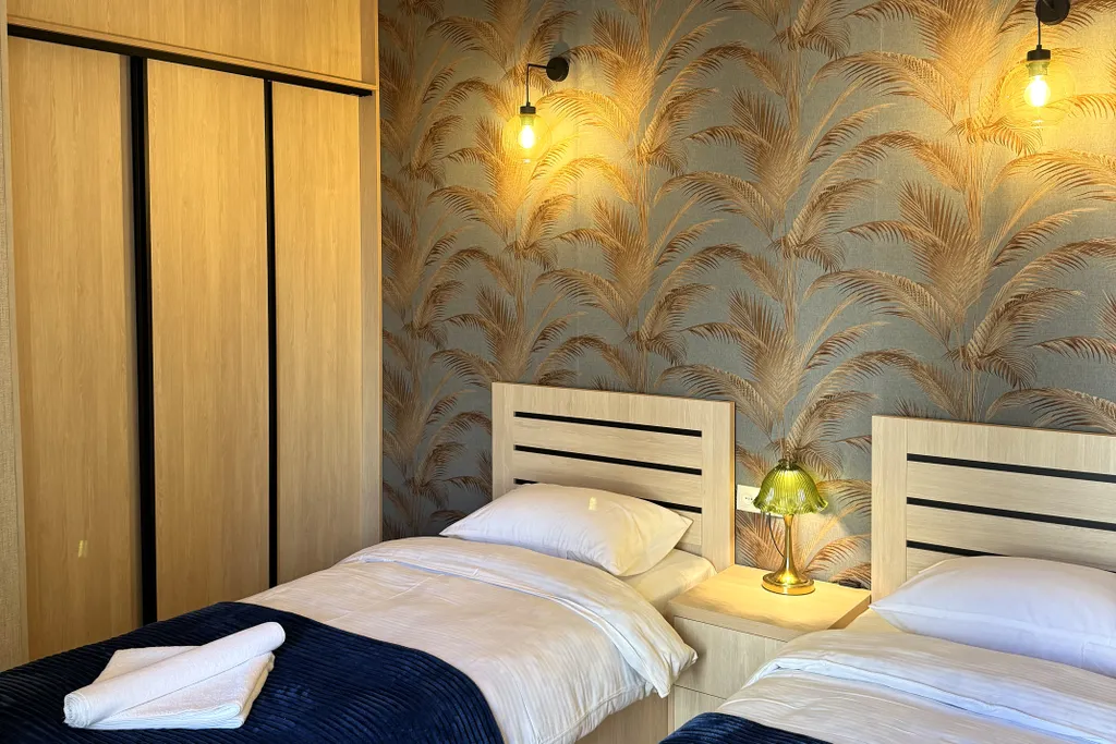 Дом, милый дом в центре города, Район Ваке